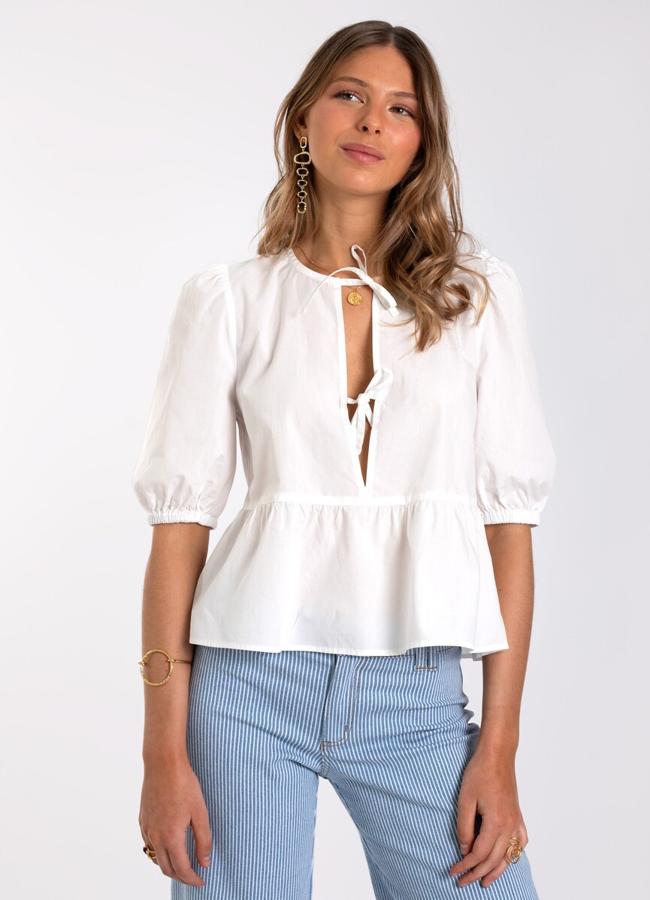 Blusa con lazos en color blanco de The Are.