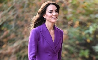 El estilo de Kate Middleton, la mejor heredera de Lady Di con sus icónicas blazers bicolor, faldas plisadas y jeans con zapatillas