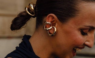 Pony cuff, el accesorio de pelo más elegante del street style que llevan las mujeres con clase