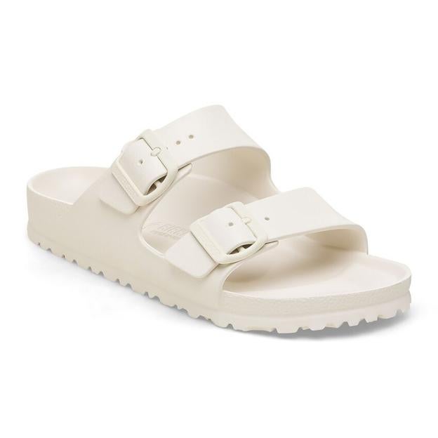 Sandalias en color blanco de Birkenstock (50 euros).