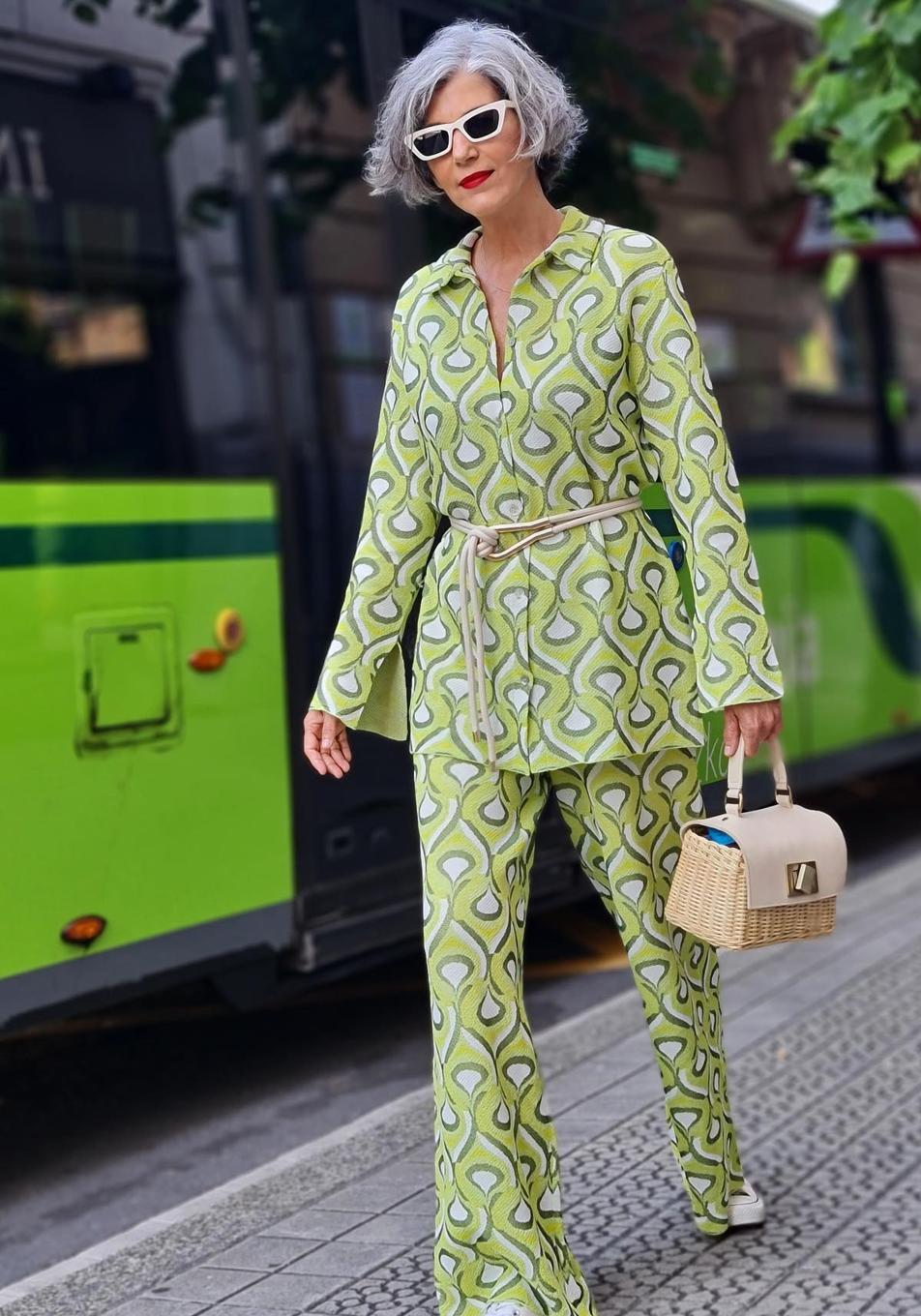 Estos conjuntos cómodos y fresquitos son el secreto de las mujeres de 50 más elegantes para cuando no sabes qué ponerte