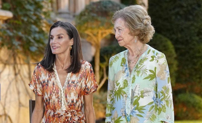 Letizia y la reina Sofía en Marivent, más cómplices que rivales: reencuento cariñoso, cuchicheos al oído y una silla estratégica