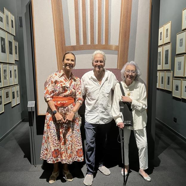 Marta Gayá con Michael Douglas y la fundadora del Museo Sa Bassa Blanca, Yannick Jakober. 