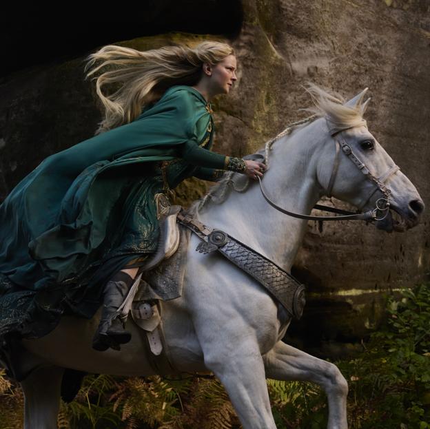 Morfydd Clark como Galadriel en una imagen de la segunda temporada de El señor de los anilloos.