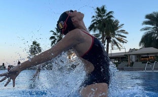 Esta es la crema corporal que usan las deportistas olímpicas tras muchas horas en la piscina