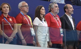 Una Letizia radiante vuelve a París: pantalones y polo blanco de la equipación olímpica española para ver al equipo de waterpolo femenino