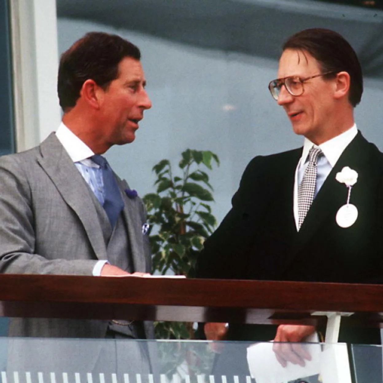 Robert Fellowes junto a Carlos de Inglaterra, cuando aún era príncipe de Gales. 