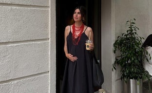 Solo necesitas un vestido negro y el collar de moda para conseguir un look de verano arrasador