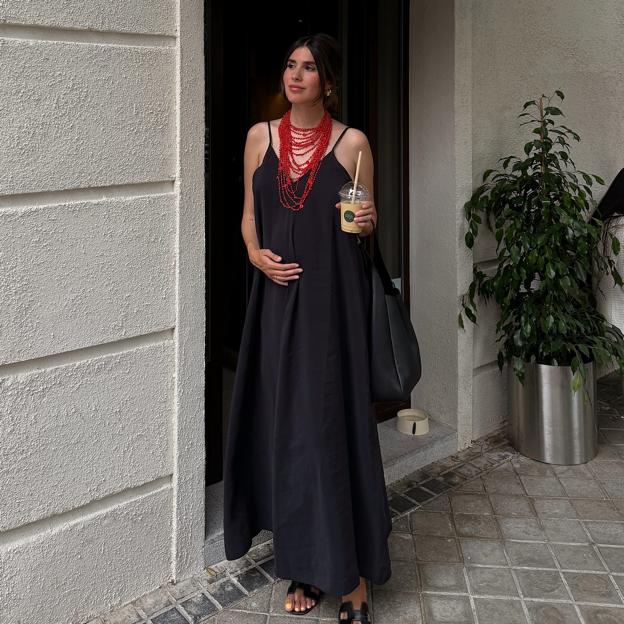 Solo necesitas un vestido negro y el collar de moda para conseguir un look de verano arrasador