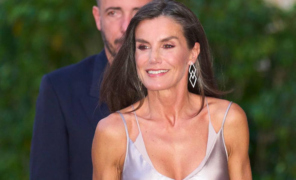 Cómo evitar el error de estilo de la reina Letizia: el truco fácil para que no se te pegue la ropa a las piernas