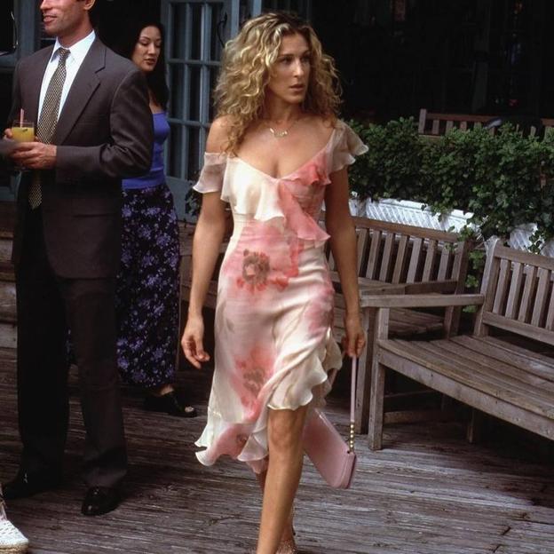 Sarah Jessica Parker en el papel de Carrie Bradshaw con vestido de flores con volantes