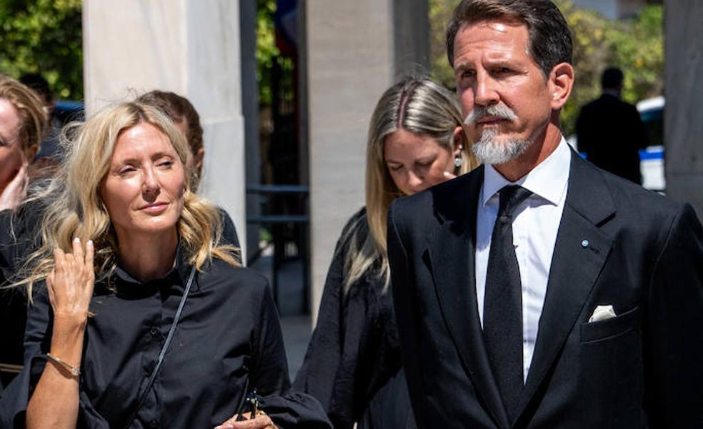 El elegante look de Marie-Chantal Miller en el funeral de Miguel de Grecia: mules de tacón sensato y el vestido camisero negro perfecto