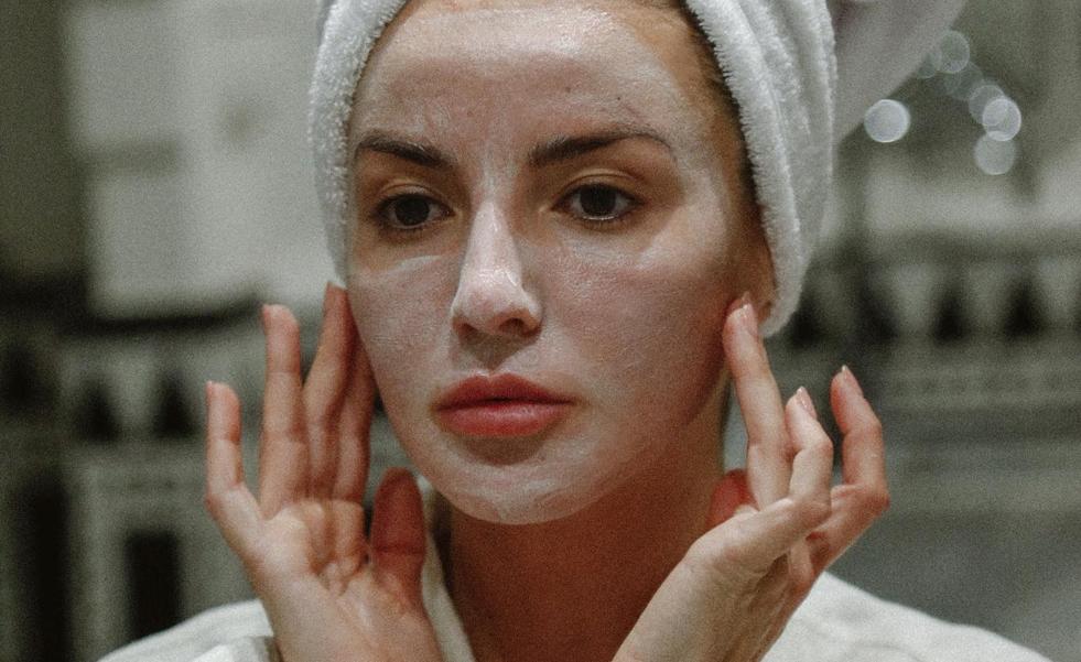 Tres mascarillas faciales que necesitas para tener la piel perfecta en verano en pocos minutos: limpiar, exfoliar e hidratar