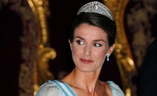 Las joyas de la reina María Cristina de Habsburgo que han llegado al joyero de Letizia: tiaras, broches y el collar de 25 perlas