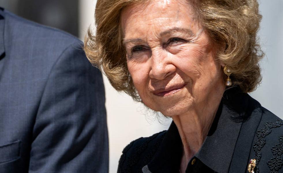 El look sobrio y elegante de la reina Sofía en el funeral de su tío, Miguel de Grecia: falda plisada y accesorios especiales