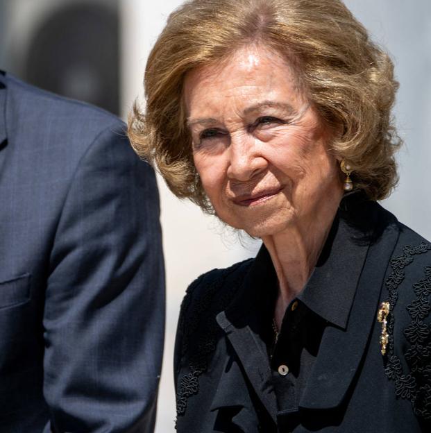 El look sobrio y elegante de la reina Sofía en el funeral de su tío, Miguel de Grecia: falda plisada y accesorios especiales