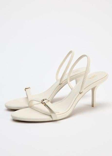 Sandalias blancas de Zara (29,99 euros)