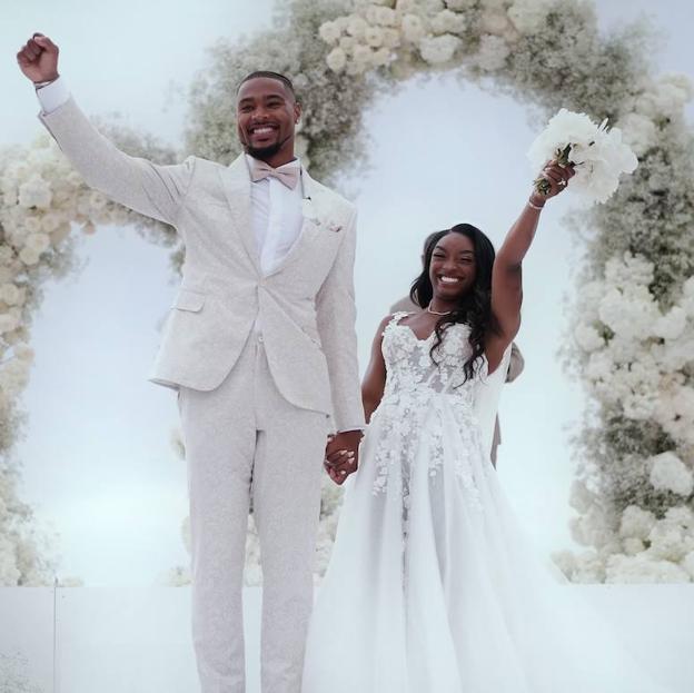 Simone Biles y el jugador de la NFL Jonathan Owens en una imagen de su boda. 