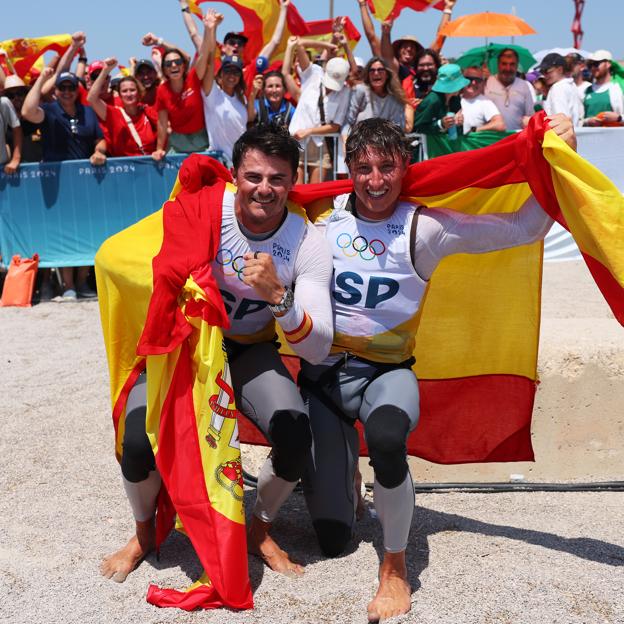 Diego Botín y Florian Trittel celebran su medalla de oro en vela en París 2024. 