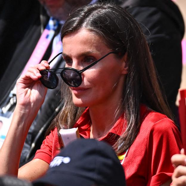 La reina Letizia luciendo gafas de sol de Carolina Herrera.