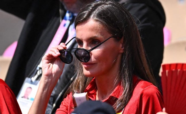 Rebajadas las gafas de sol favoritas de la reina Letizia: no se las quita en París porque favorecen y quitan años