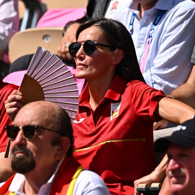 La reina Letizia en París luciendo unas gafas de sol de CH Carolina Herrera