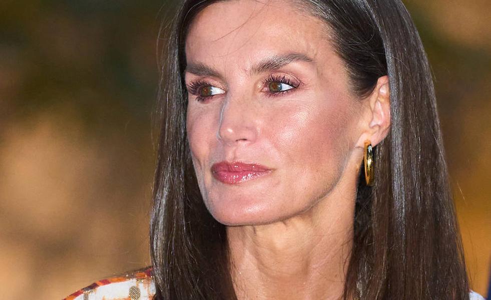 Las sandalias griegas de la reina Letizia: de dónde son sus zapatos de verano más tendencia y ponibles