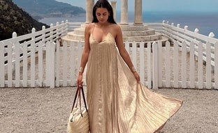 Necesitas el espectacular vestido dorado de rebajas con el que serás la mejor vestida este verano