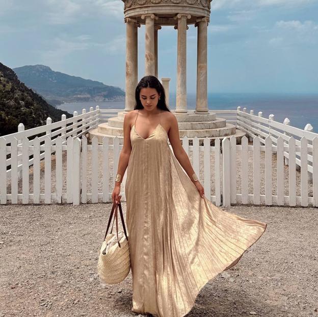 Influencer con vestido dorado