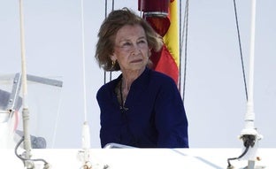 La reina Sofía anima al rey Felipe en la competición de vela con un look marinero con camisa de lino y pantalones blancos