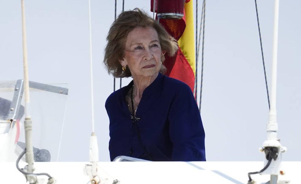 La reina Sofía anima al rey Felipe en la competición de vela con un look marinero con camisa de lino y pantalones blancos