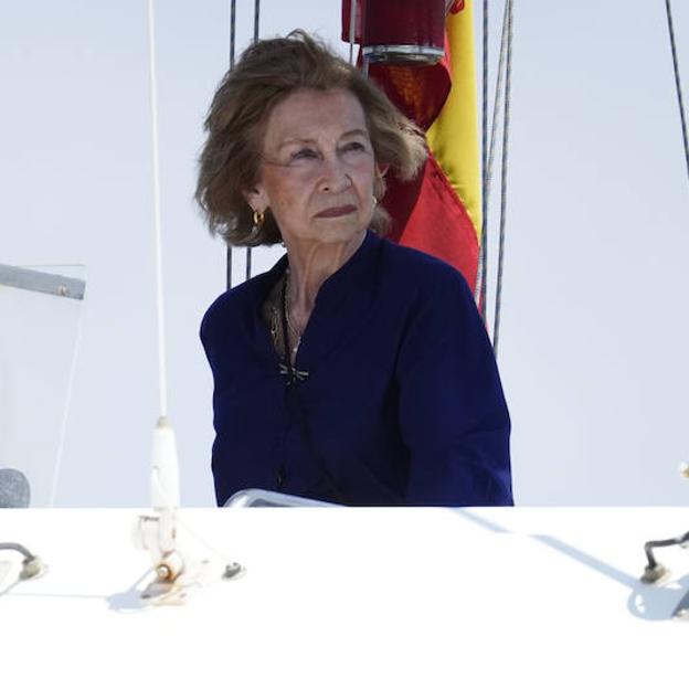 La reina Sofía anima al rey Felipe en la competición de vela con un look marinero con camisa de lino y pantalones blancos