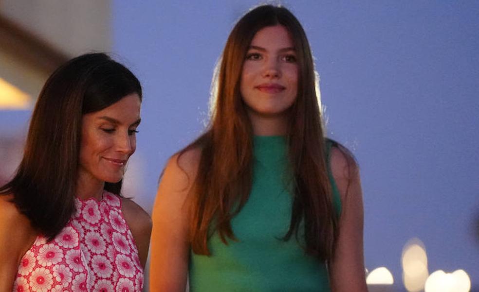 La infanta Sofía se pone el vestido verde de Zara de la reina Letizia para salir a cenar en Mallorca