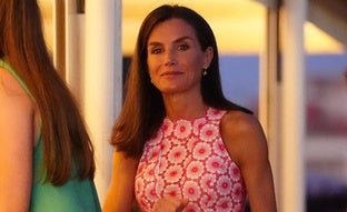 La reina Letizia se va de cena familiar en Mallorca y estrena un precioso vestido rosa de flores con sandalias planas