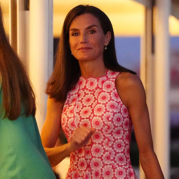 La reina Letizia se va de cena familiar en Mallorca y estrena un precioso vestido rosa de flores con sandalias planas