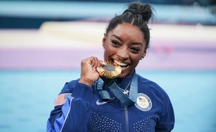 El combo de maquillaje low cost de Simone Biles: polvos traslúcidos y el lápiz de 3 euros de larga duración