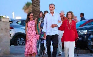 Lo que no se vio de Letizia en la cena familiar en Palma: sillas de ruedas, mucho cariño y una sorpresa de Hollywood