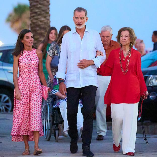 Lo que no se vio de Letizia en la cena familiar en Palma: sillas de ruedas, mucho cariño y una sorpresa de Hollywood