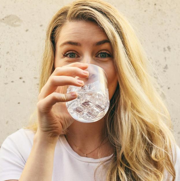 Beber de cuatro a cinco vasos de agua en ayunas puede ayudarte a eliminar toxinas. 