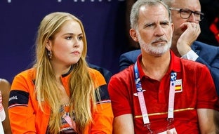 Amamos el look de Amalia de Holanda para animar en los Juegos Olímpicos: pañuelo como top y mucho naranja