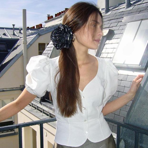 Camisas elegantes y fresquitas para llevar en verano: la prenda favorita de las expertas en moda