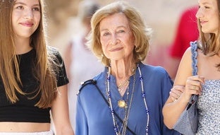 La reina Sofía pasea por Mallorca con el look más elegante del verano: bolso diseñado por una influencer española y joyas maxi