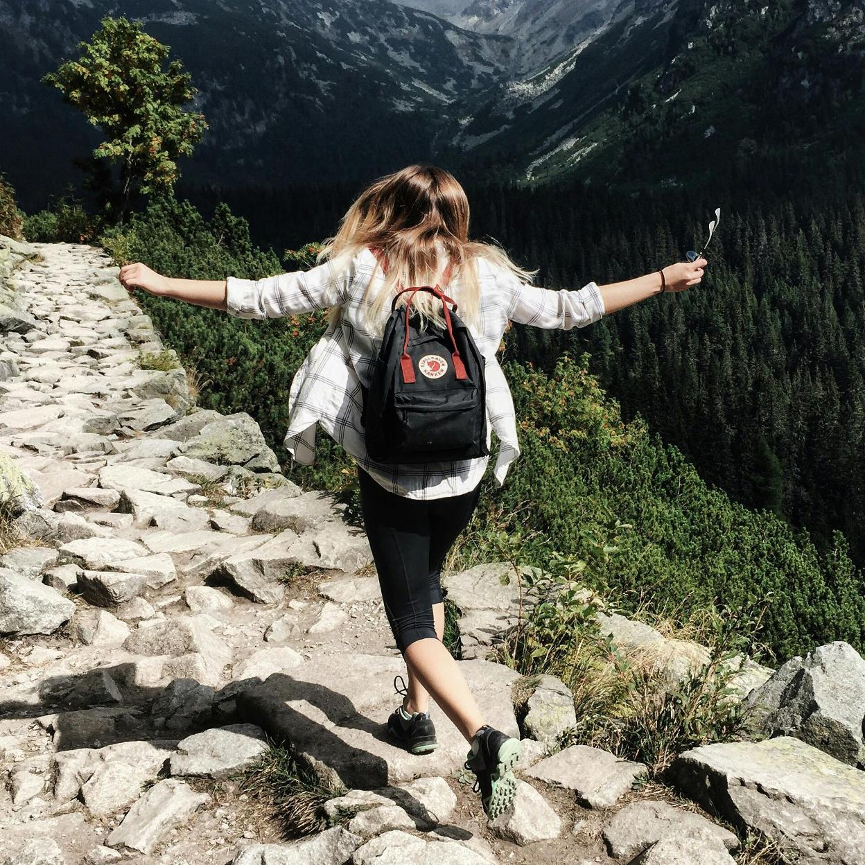 Mujer realizando cardio al aire libre. /foto : pexels/ nina uhlikova