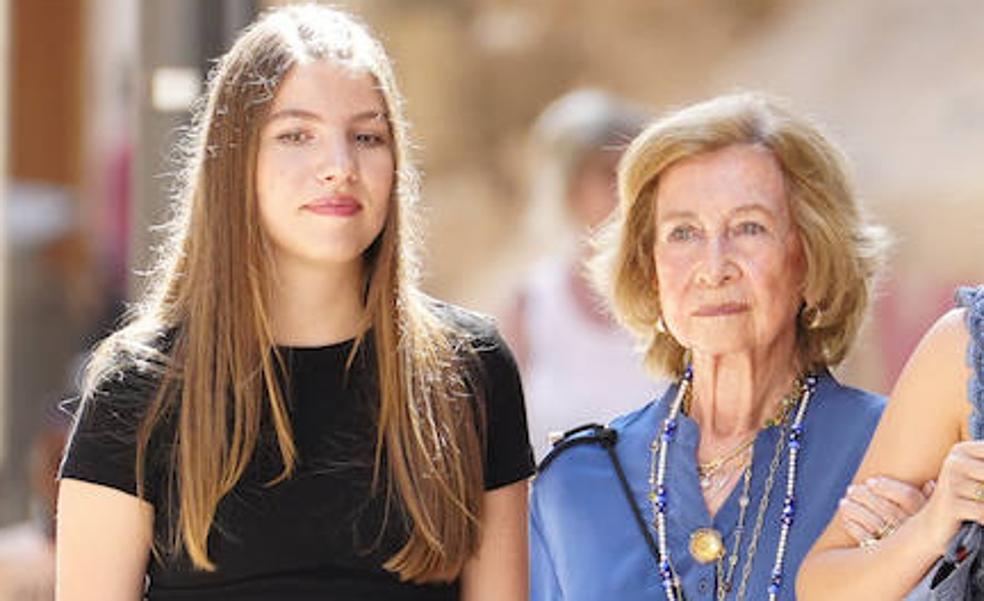 La infanta Sofía se une a la tendencia de las faldas blancas y la combina con top crop y alpargatas de paseo en Mallorca