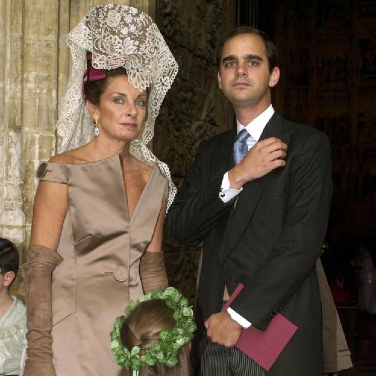 Juan March de Lastra el día de su boda, junto a su madre, Conchita de Lastra. /GTRES