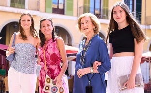 El polémico paseo de Letizia y sus hijas por Palma: el susto de la reina Sofía, mercadillo a 38 grados y Leonor al volante