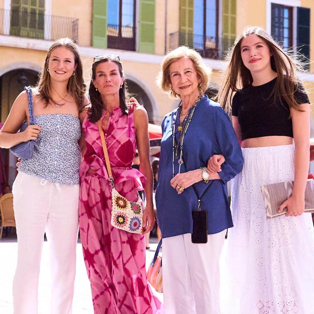El polémico paseo de Letizia por Palma: el tropiezo de la reina Sofía y  Leonor, al volante | Mujerhoy