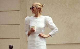 Los total looks blancos son el truco de estilo de las más elegantes para vestir bien a los 50 en verano