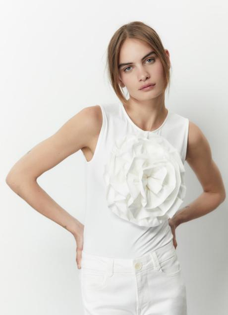 Camiseta con flor de Sfera (25,99 euros)