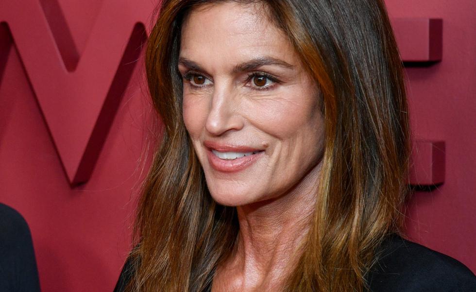 Cindy Crawford desvela su técnica de maquillaje fácil para aplicar el colorete y rejuvenecer a los 50